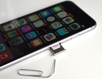 إخراج بطاقة SIM لإصلاح iPhone يستمر في إعادة التشغيل ولن يتم تشغيله