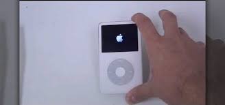 فرض إعادة تشغيل iPod لتجنب سبب تعطل جهاز iPod الخاص بي