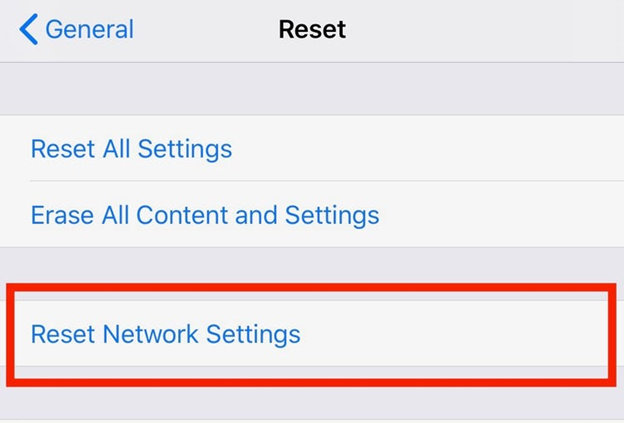إعادة تعيين إعدادات الشبكة لإصلاح عدم تلقي رسائل نصية من Android على iPhone