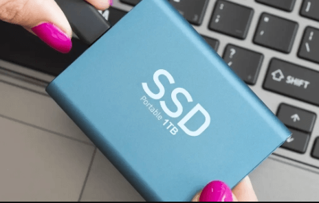 كيفية نقل الملفات من جهاز الكمبيوتر إلى الكمبيوتر باستخدام SSD